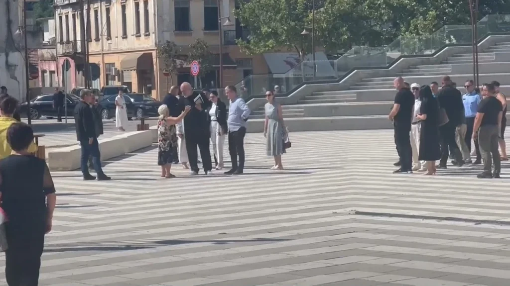 E moshuara përballet me truprojat në Vlorë për të takuar kryeministrin Edi Rama