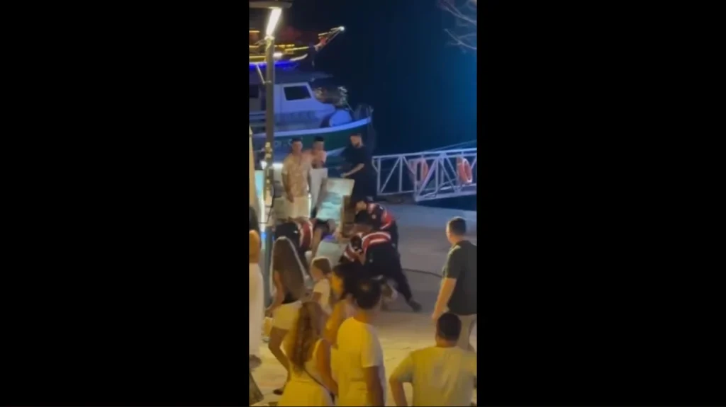 Italiani me thikë në dorë mes pushuesve në Sarandë, procedohet penalisht si turist i rrezikshëm Italiani me thikë në dorë mes pushuesve në Sarandë, procedohet penalisht si turist i rrezikshëm