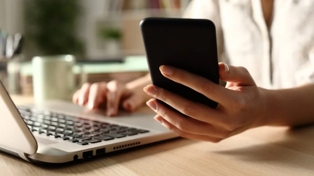 Shqipëria digjitale vetëm në dukje: të rinjtë online, por pa aftësi Shqipëria digjitale vetëm në dukje: të rinjtë online, por pa aftësi