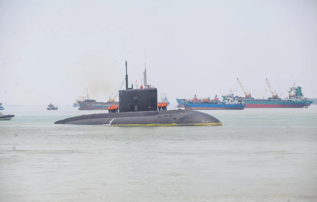 Franca në alarm, Rusia kërcënon sigurinë me nëndetëse e satelitë