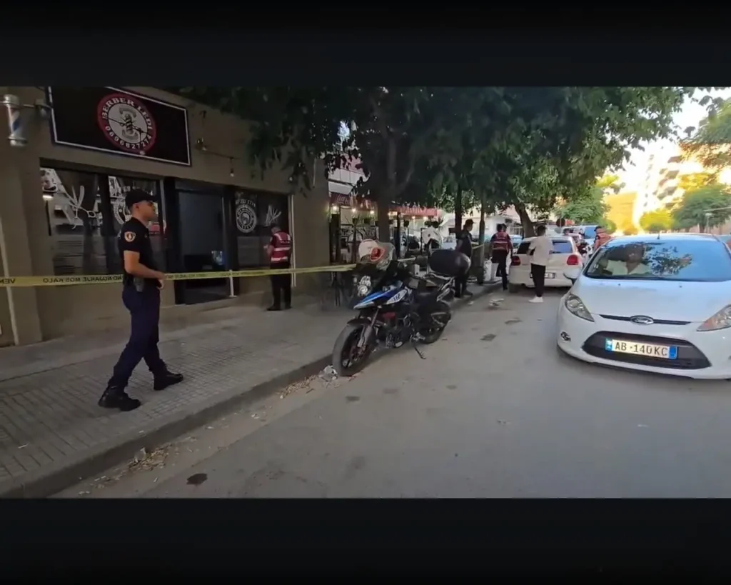 Klienti plagos praktikantin e berberhanes me thikë në Vlorë, policia në ndjekje të autorit