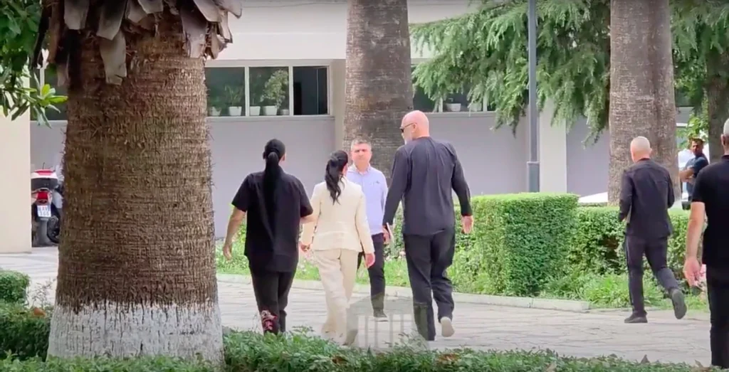 Lëvizje masive në Fier pas takimit me Kryeministrin: kërkohen dorëheqjet e drejtuesve lokalë Lëvizje masive në Fier pas takimit me Kryeministrin: kërkohen dorëheqjet e drejtuesve lokalë
