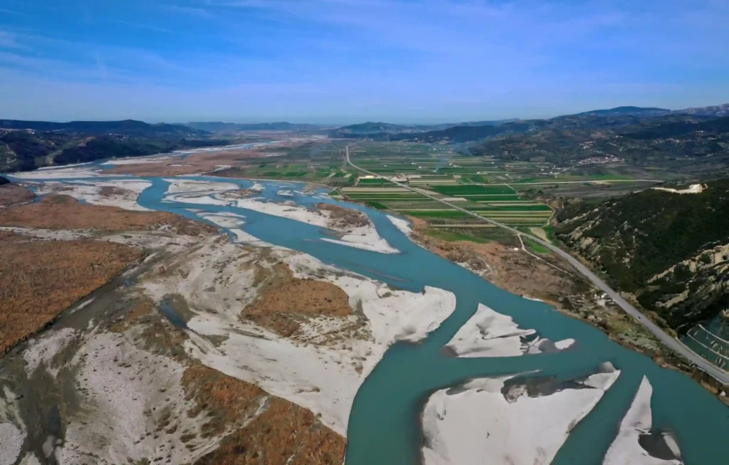 Vjosa në rrezik: heshtja e qeverisë po i hap rrugën shkatërrimit të një thesari natyror Vjosa në rrezik: heshtja e qeverisë po i hap rrugën shkatërrimit të një thesari natyror