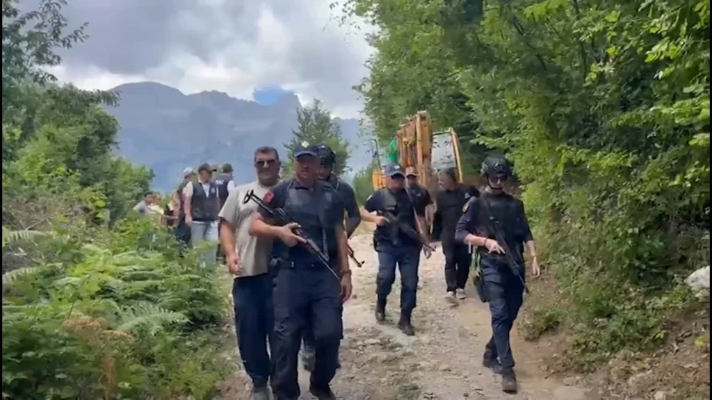 Molotov dhe tension në Theth gjatë prishjes së ndërtimeve pa leje Molotov dhe tension në Theth gjatë prishjes së ndërtimeve pa leje