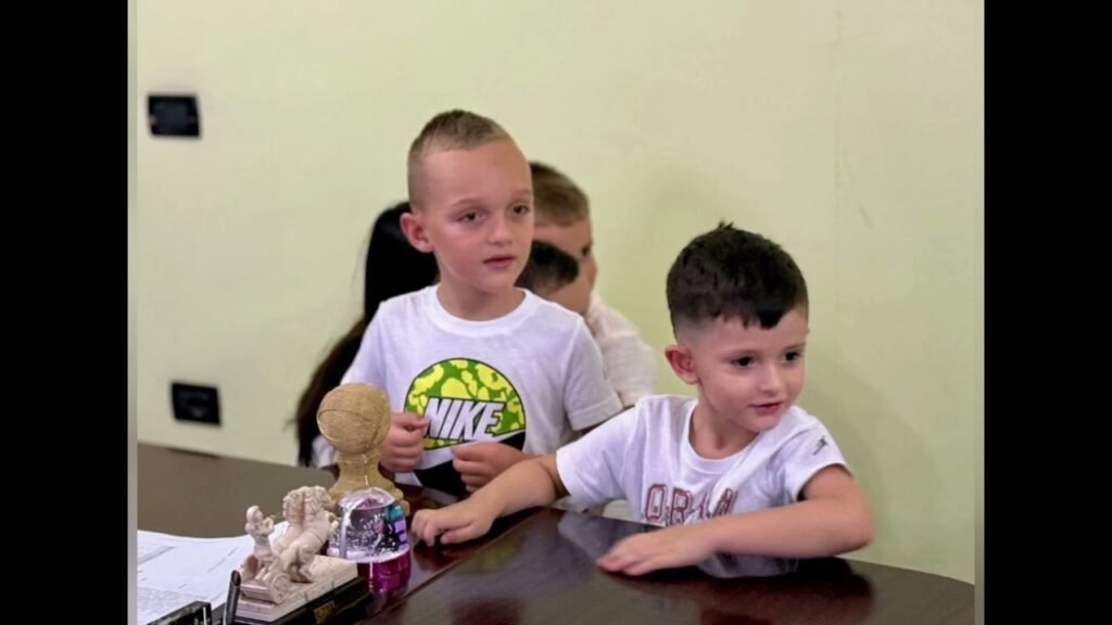 Fëmijët në zyrën e Eriselda Sefës gjatë javës së administratës publike në Lushnje
