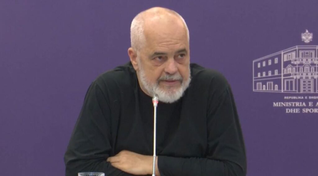 Rama bën humor me profesorët gjatë prezantimit të akreditimit Rama bën humor me profesorët gjatë prezantimit të akreditimit