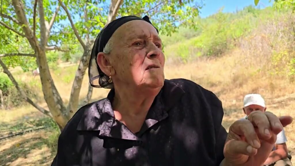 Gjerbesi i Mallakstrës pa ujë, banorët e mbushin ujin në “Çezmën e Vidhajt”.