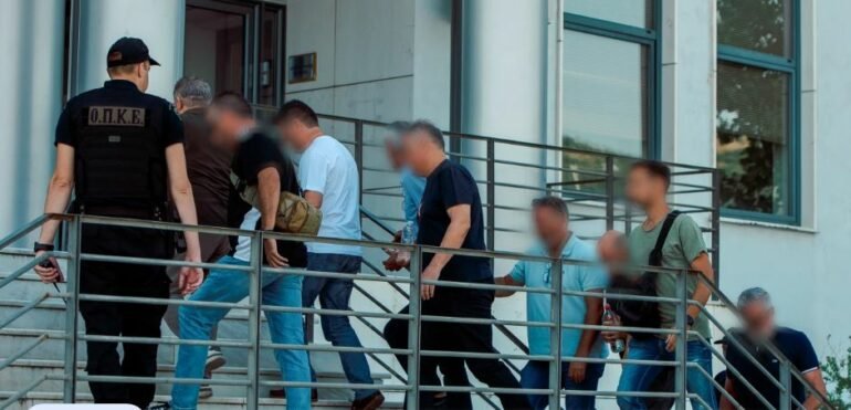 Zbulohen bisedat e ryshfetit në Qafë Botë, doganierët kërkonin “kafe” për të shmangur kontrollet Zbulohen bisedat e ryshfetit në Qafë Botë, doganierët kërkonin “kafe” për të shmangur kontrollet