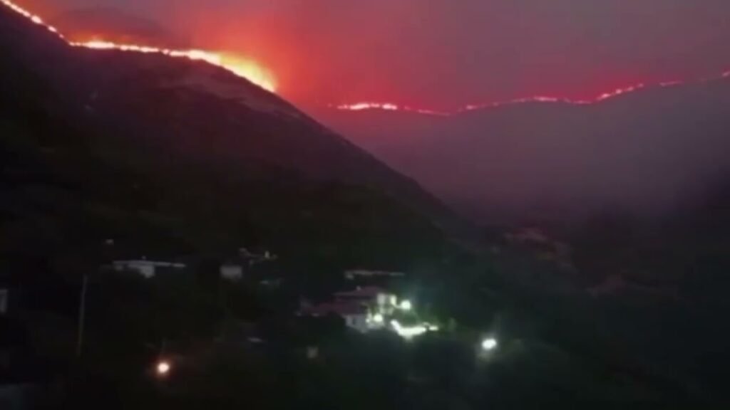 Himarë, zjarri përfshin disa fshatra prej disa ditësh Himarë, zjarri përfshin disa fshatra prej disa ditësh