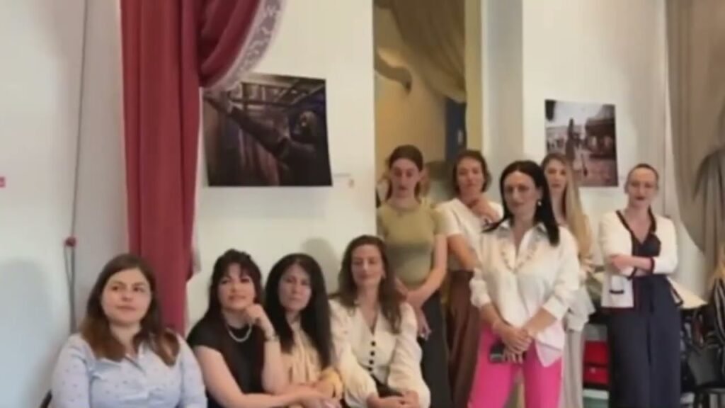 Kryeministri Rama dhuron gjak në godinën qeveritare dhe bën apelin: “U rinon dhe rigjeneron” Kryeministri Rama dhuron gjak në godinën qeveritare dhe bën apelin: “U rinon dhe rigjeneron”