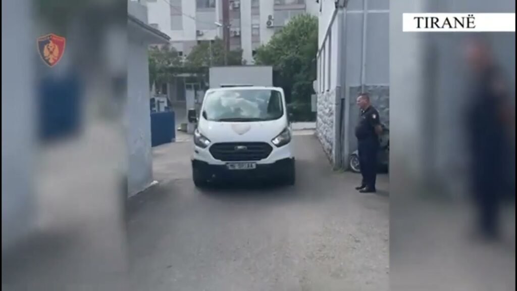 Lëvizte me armë, arrestohet 23 vjeçari nga Lezha! Kamuflohej duke lëvizur me taksi Lëvizte me armë, arrestohet 23 vjeçari nga Lezha! Kamuflohej duke lëvizur me taksi