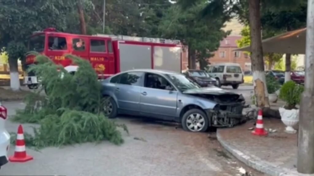 Mjeti del nga rruga në Korçë dhe përplaset me pemën, lëndohet drejtuesi Mjeti del nga rruga në Korçë dhe përplaset me pemën, lëndohet drejtuesi