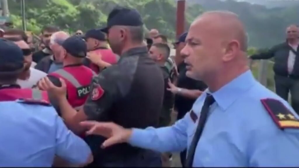 Në ditën e tretë të aksionit për prishjen e ndërtimeve pa leje në Theth, banorët kanë bërë bllokadë Në ditën e tretë të aksionit për prishjen e ndërtimeve pa leje në Theth, banorët kanë bërë bllokadë