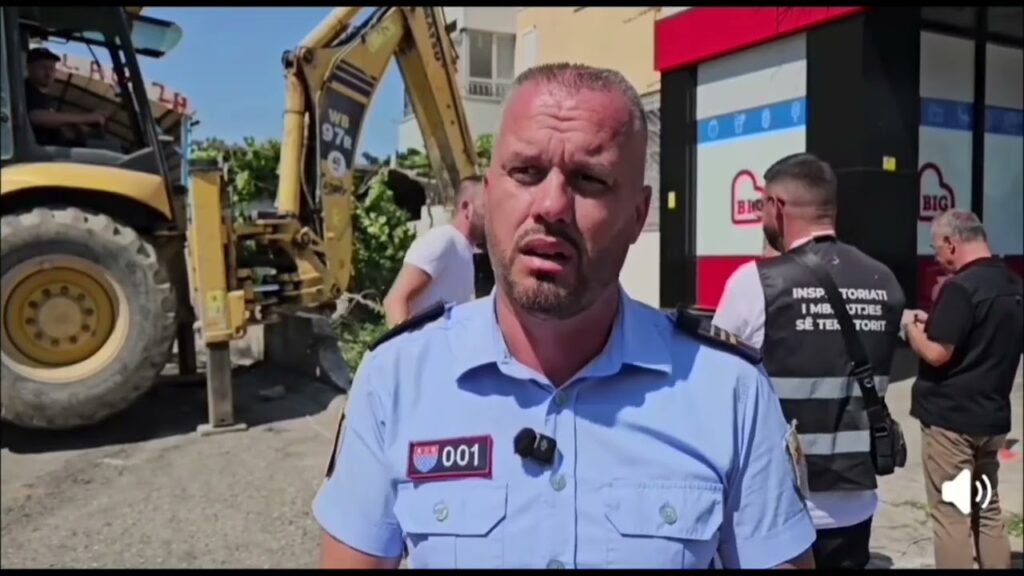 Në Shkodër ka nisur aksioni për prishjen e gardheve dhe mureve rrethuese që pengojnë qytetarët