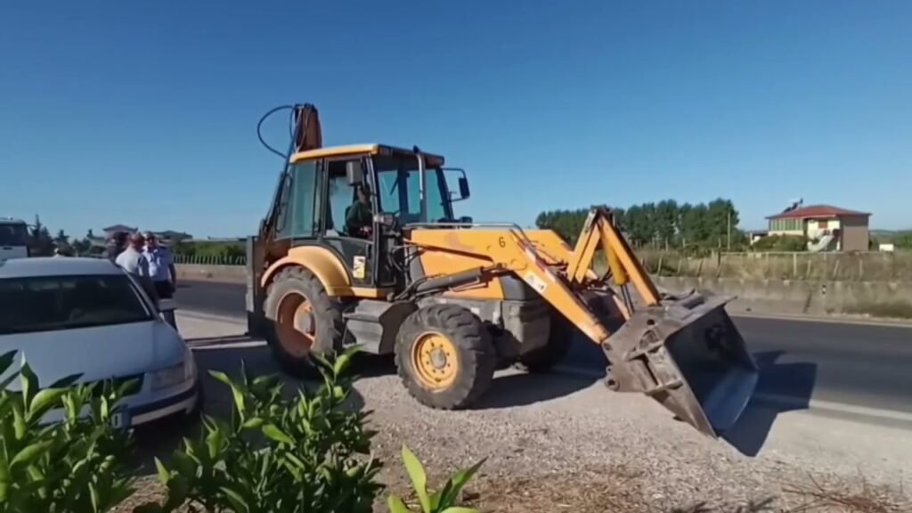 Nis aksioni per prishjen e ndërtimeve te paligjshme në autostraden Lushnje-Rrogozhinë Nis aksioni per prishjen e ndërtimeve te paligjshme në autostraden Lushnje-Rrogozhinë