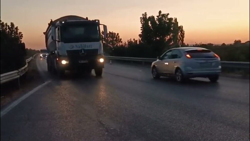 Një automjet i tonazhit të rëndë i ngarkuar me inerte ka dalë nga rruga