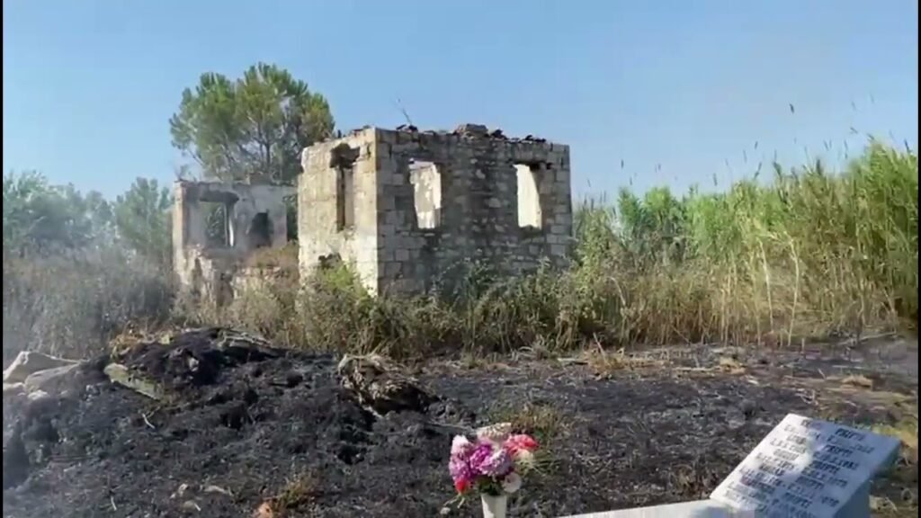 Një zjarr i rënë paraditen e së dielës ka rrezikuar djegien e kishës së Shën Mitrit në Kadipashaj Një zjarr i rënë paraditen e së dielës ka rrezikuar djegien e kishës së Shën Mitrit në Kadipashaj