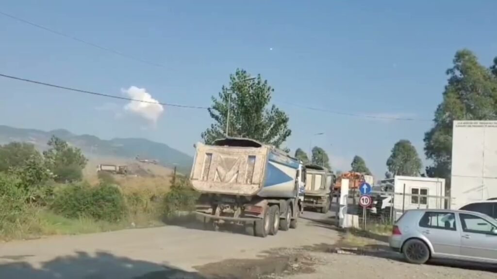 Operacioni masiv për izolimin e plotë të zjarrit në landfillin e Elbasanit pas 6 ditësh emergjencë mjedisore Operacioni masiv për izolimin e plotë të zjarrit në landfillin e Elbasanit pas 6 ditësh emergjencë mjedisore