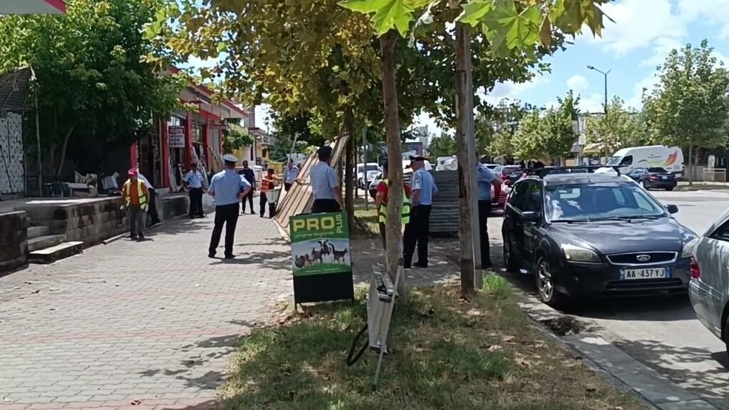 Organet ligjzbatuese vendore në Lushnje janë duke vijuar aksionin e lirimit të hapësirave publike Organet ligjzbatuese vendore në Lushnje janë duke vijuar aksionin e lirimit të hapësirave publike