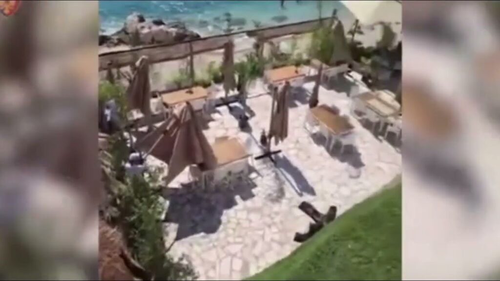 Policia aksion në Vlorë,heqin çadrat dhe shezlongët nga private, lirohen hapësirat publike Policia aksion në Vlorë,heqin çadrat dhe shezlongët nga private, lirohen hapësirat publike