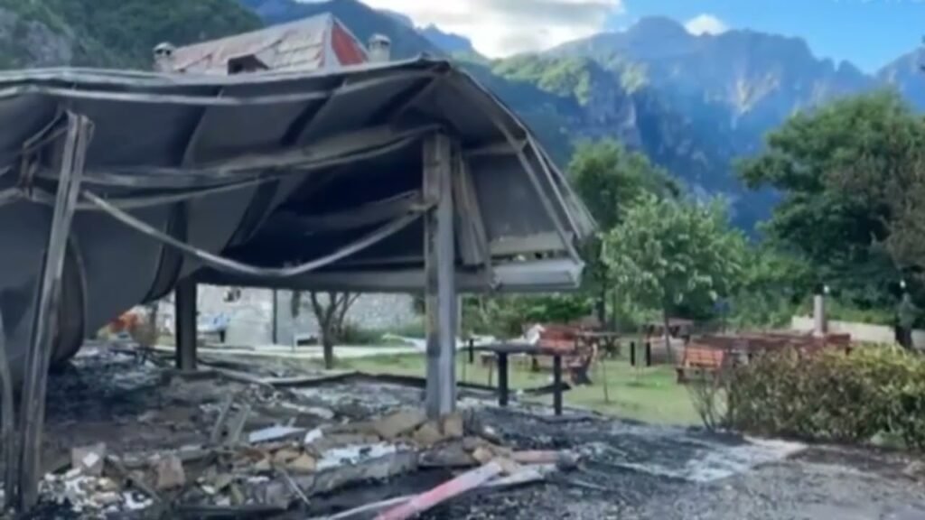 Shkrumbohet restoranti nga flakët në Theth Shkrumbohet restoranti nga flakët në Theth