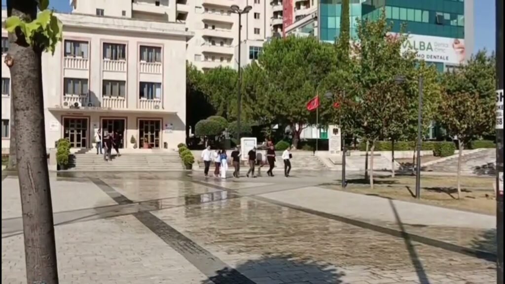Takim në Lushnje, Balluku kërkon dorëheqjen e drejtuesve lokalë Takim në Lushnje, Balluku kërkon dorëheqjen e drejtuesve lokalë