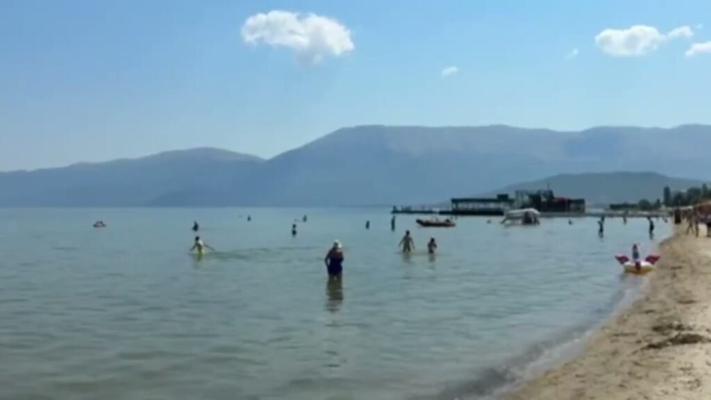Trup i pajetë në liqenin e Pogradecit, nxirret në breg nga policia Trup i pajetë në liqenin e Pogradecit, nxirret në breg nga policia