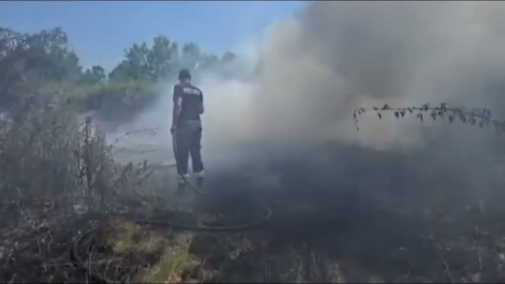 Vatra e zjarrit që përfshiu disa fshatra në Bashkinë e Delvinës vazhdon të jetë aktive