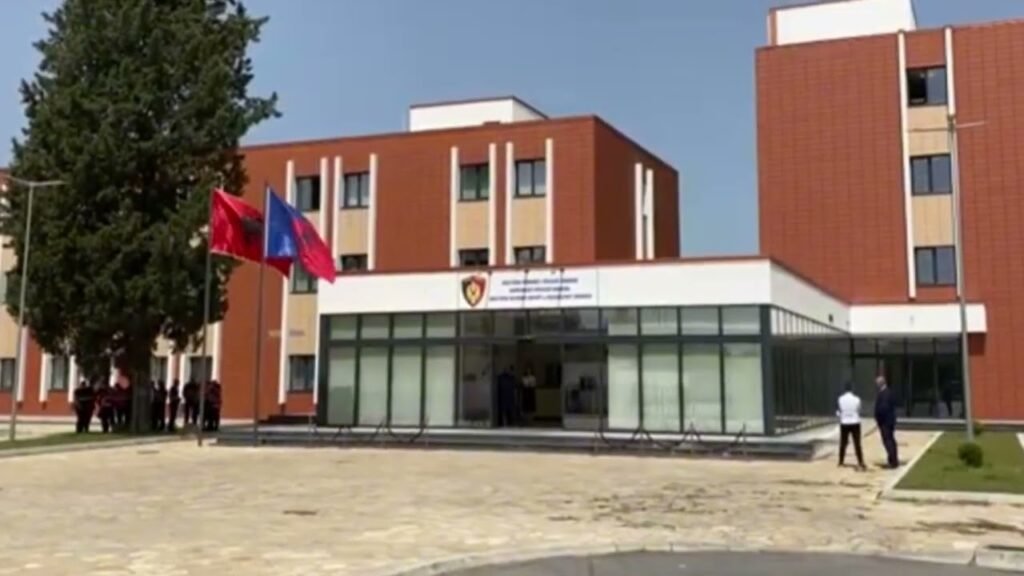 Vazhdon rokada në Policinë e Shtetit, në Mallakastër emërohet një grua Vazhdon rokada në Policinë e Shtetit, në Mallakastër emërohet një grua