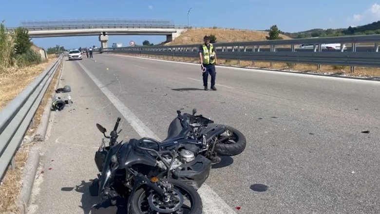 Aksident në aksin Levan-Vlorë, përplasje e fortë mes motorrit dhe trailerit Aksident në aksin Levan-Vlorë, përplasje e fortë mes motorrit dhe trailerit