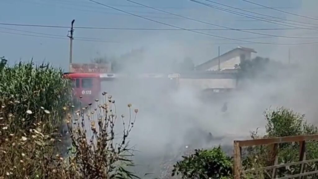 Zjarr te ‘Ura e Daullasit’ në Fier, flakët jashtë kontrollit Zjarr te ‘Ura e Daullasit’ në Fier, flakët jashtë kontrollit