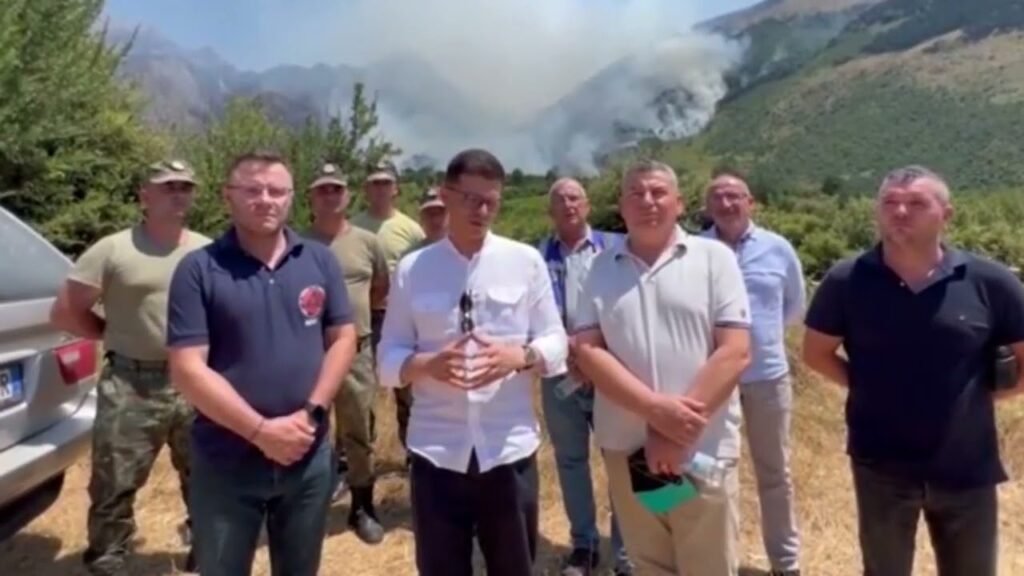ZJARRET NE DUKAT / Kulluri: Zjarri i Dukatit po i afrohet Llogarasë, Vengu e Çako erdhën për foto