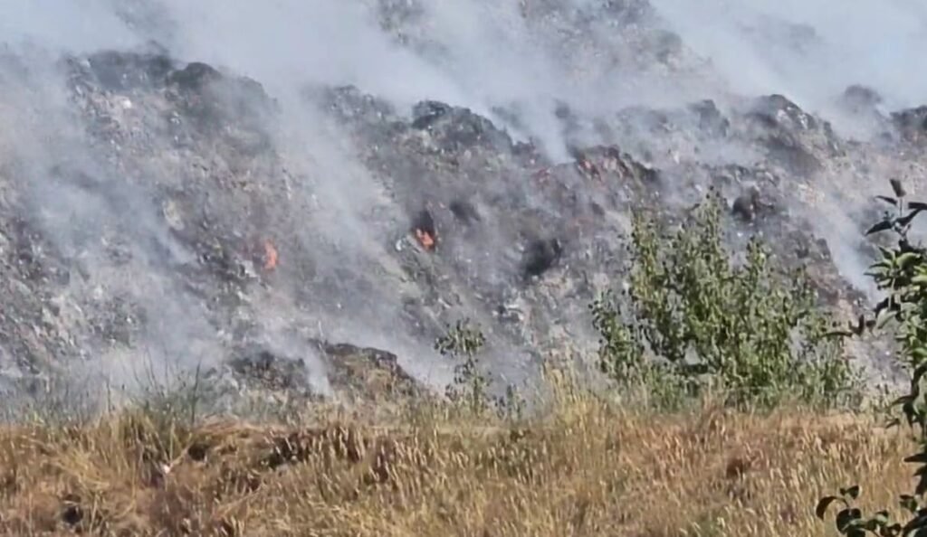 Zjarr i vazhdueshëm në fushën e mbetjeve në Elbasan, heshtje nga autoritetet dhe shqetësim i madh për ndotjen