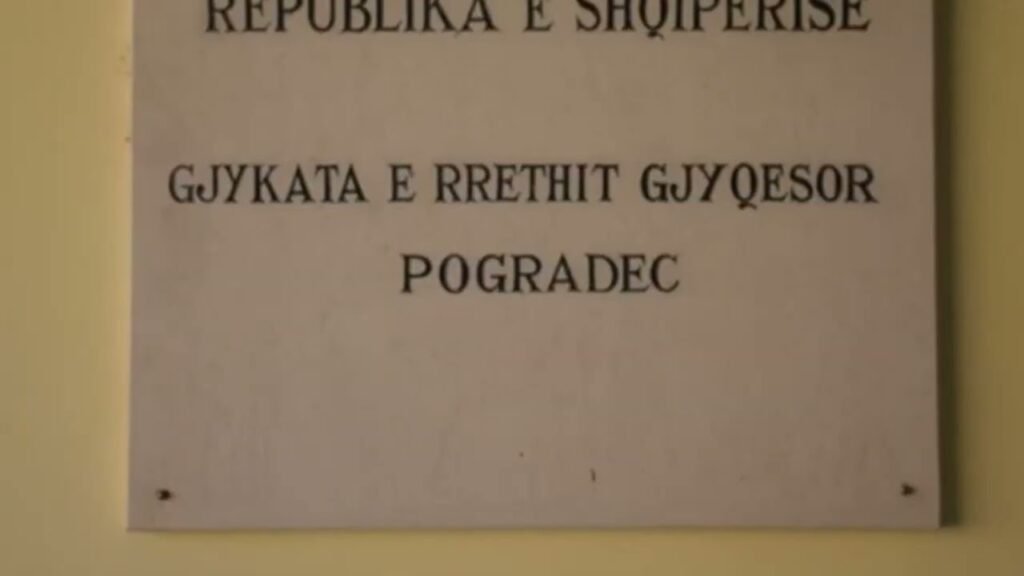 10 ditë nga nisja e mësimit, dy të miturit në Pogradec ‘i vënë flakën’ shkollës 10 ditë nga nisja e mësimit, dy të miturit në Pogradec ‘i vënë flakën’ shkollës