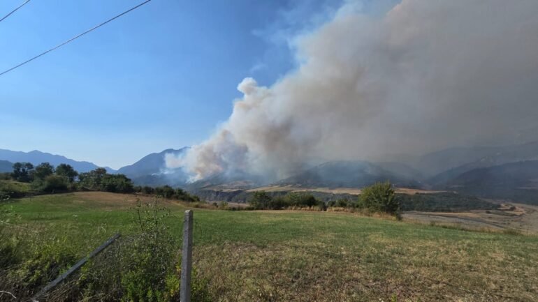 Zjarret shkatërruese në Gramsh dhe rreziku që po i afrohet Korçës
