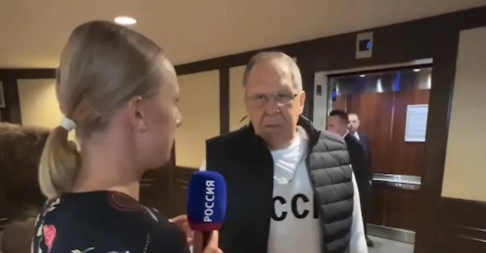 Pulovra me mbishkrimin BRSS e Lavrovit ngjalli reagime të shumta në rrjet Pulovra me mbishkrimin BRSS e Lavrovit ngjalli reagime të shumta në rrjet