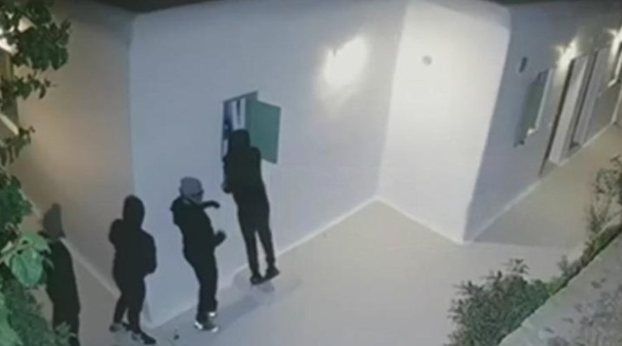 Arrestohen grabitësit shqiptarë që terrorizuan turistët në Mykonos Arrestohen grabitësit shqiptarë që terrorizuan turistët në Mykonos