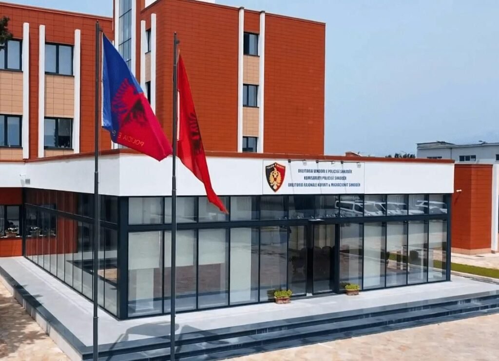 Arrestohet në Shkodër i riu që trafikonte emigrantë drejt BE-së Arrestohet në Shkodër i riu që trafikonte emigrantë drejt BE-së