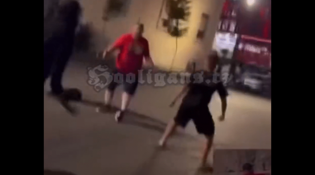 Huliganët polakë shkaktojnë tension dhe përdhosin bustin e Skënderbeut Huliganët polakë shkaktojnë tension dhe përdhosin bustin e Skënderbeut