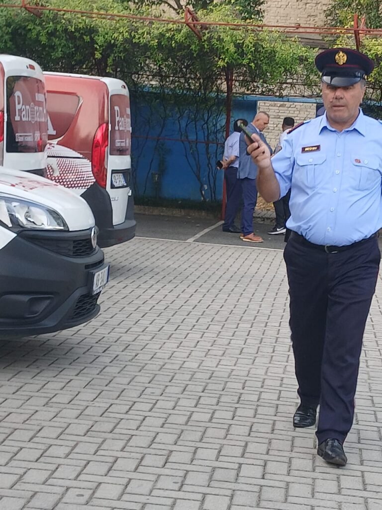 Policia rrethon redaksinë e News24 dhe ndalon hyrjen e gazetarëve