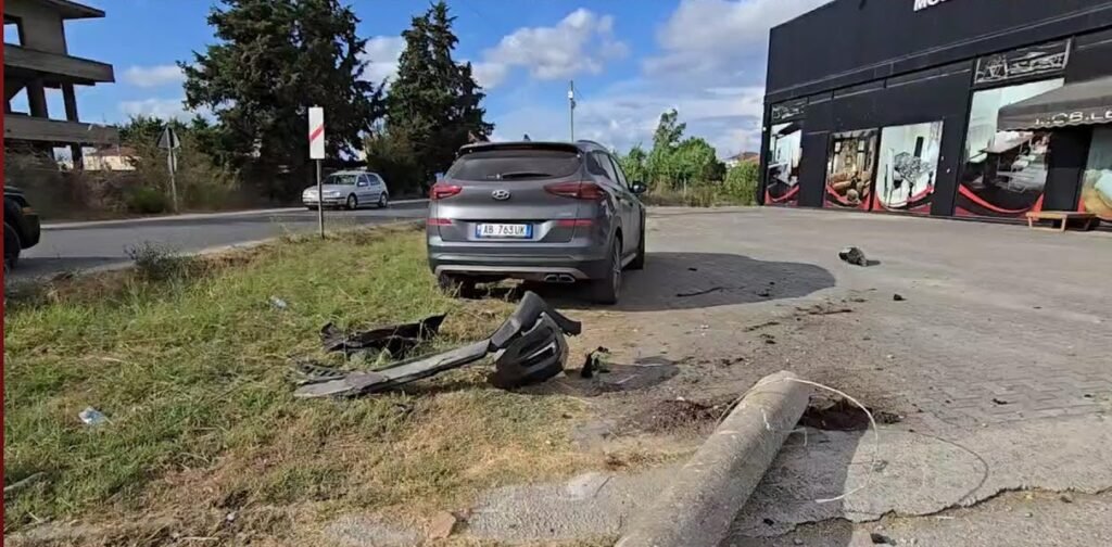 Aksident i fortë në rrugën Fier-Levan, makina përplas shtyllën elektrike dhe plagos shoferin Aksident i fortë në rrugën Fier-Levan, makina përplas shtyllën elektrike dhe plagos shoferin