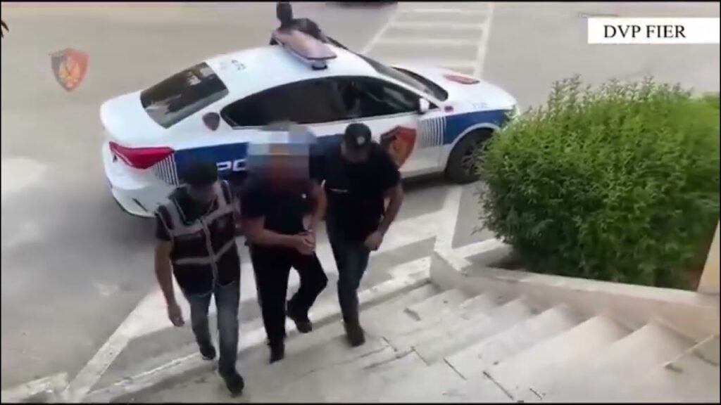Arrestohen 3 zjarrvënës: Rrezikuan të digjen banesa dhe pemë frutore Arrestohen 3 zjarrvënës: Rrezikuan të digjen banesa dhe pemë frutore
