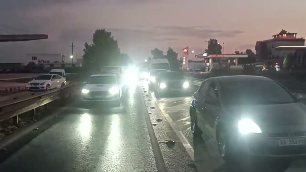 Autostrada Fier-Lushnje, dy aksidente të njëpasnjëshme Autostrada Fier-Lushnje, dy aksidente të njëpasnjëshme