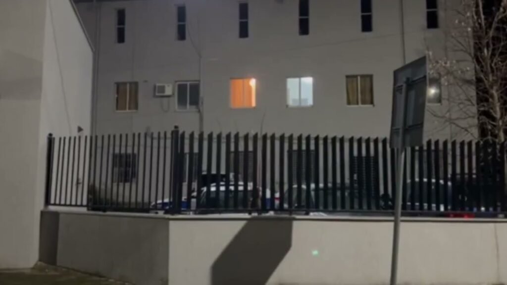 Babë e bir dhunojnë të afërmin. I shkaktojnë dëmtime në trup, arrestohen nga policia. Babë e bir dhunojnë të afërmin. I shkaktojnë dëmtime në trup, arrestohen nga policia.