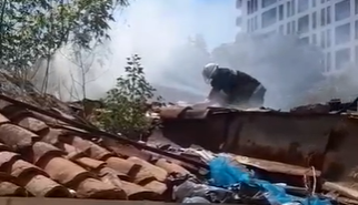 Zjarri në qendër të Elbasanit përfshin një shtëpi të vjetër