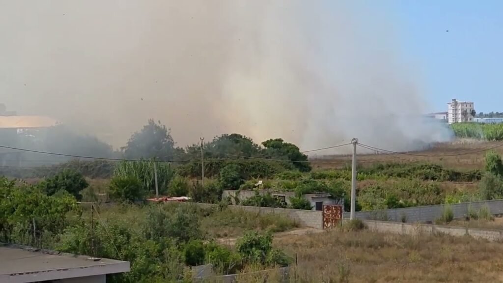 Dy vatra të mëdha zjarri në Mbrostar e Çeligradë