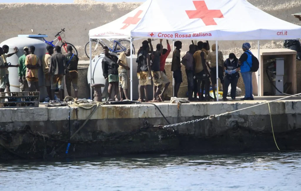 Mbytje tragjike emigrantësh në Lampedusa, dhjetëra viktima dhe të zhdukur Mbytje tragjike emigrantësh në Lampedusa, dhjetëra viktima dhe të zhdukur