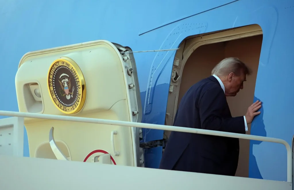Trump dhe Putin takohen fillimisht në ajër mbi Alaskë Trump dhe Putin takohen fillimisht në ajër mbi Alaskë