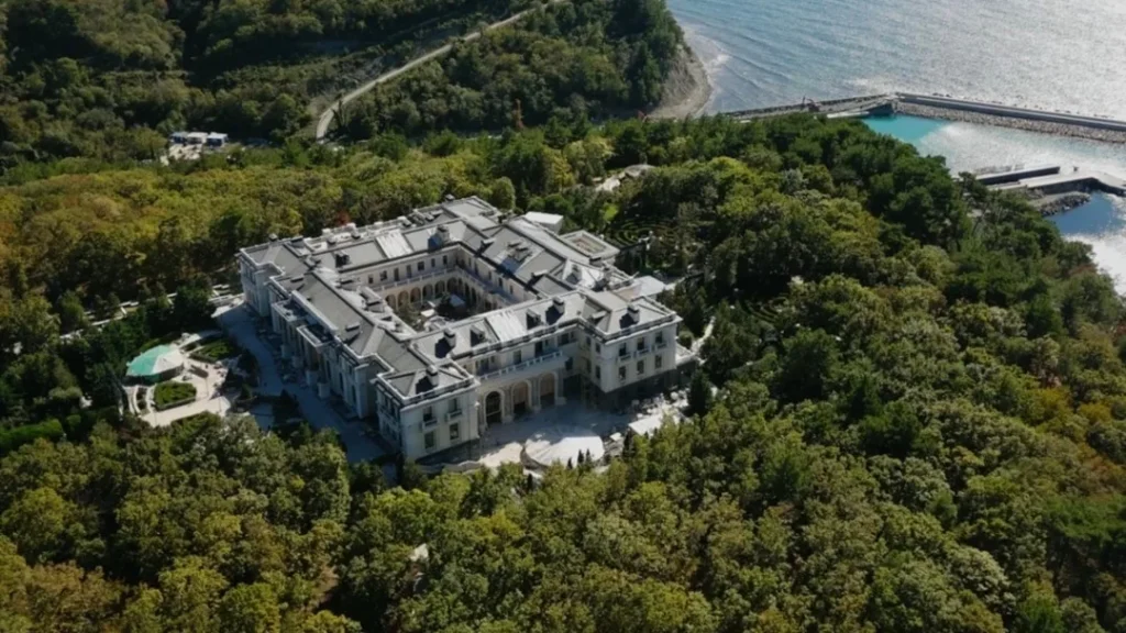 Sulmi me dronë afër pallatit të Putin në Detin e Zi Sulmi me dronë afër pallatit të Putin në Detin e Zi