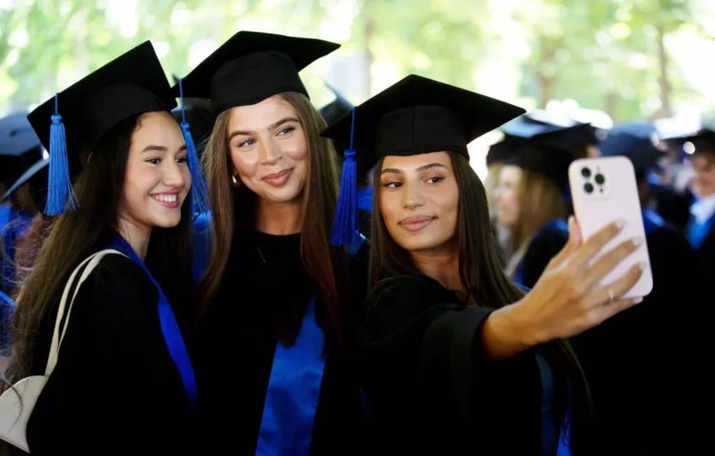 Kriza e doktoraturave në Shqipëri thellon boshllëkun akademik